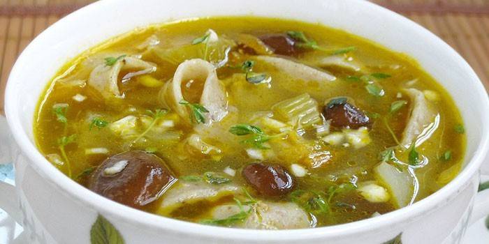 Zupa z domowym makaronem i grzybami