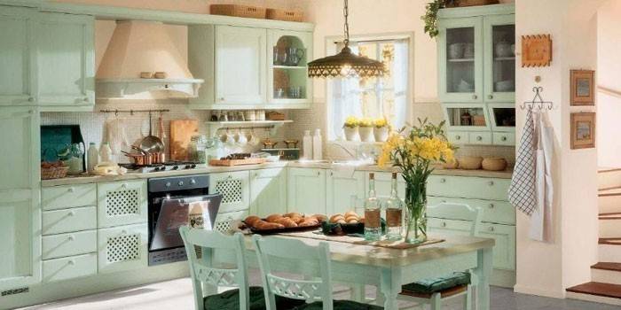 Cozinha de estilo provençal em uma casa de campo