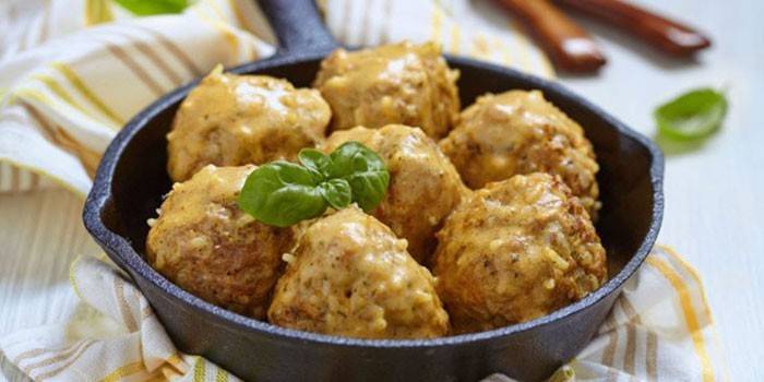 Bolas de pescado en salsa de crema agria