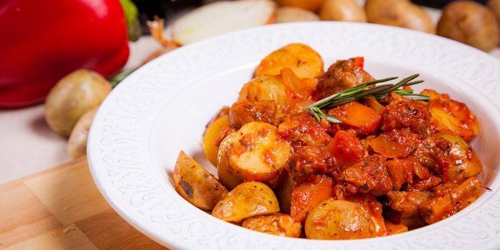 Ensopado de batata com carne e legumes em um prato