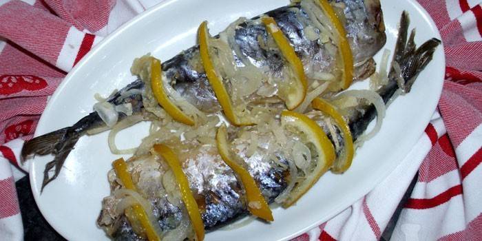 Caballa con limón y cebolla en un plato