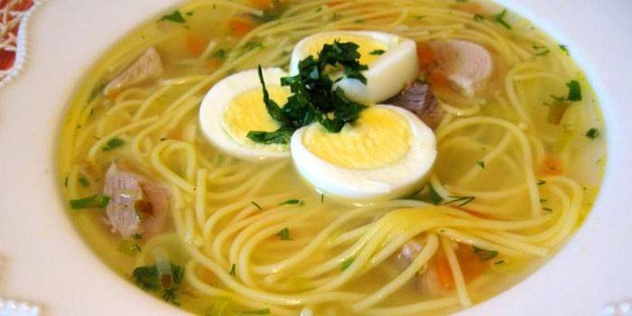 Sopa com ovos, fatias de carne e macarrão