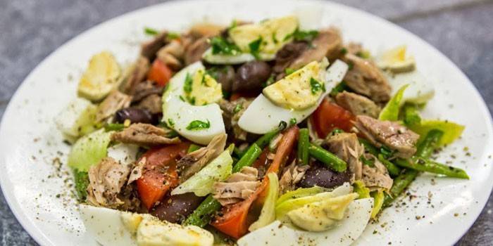 Odmiana sałatki Nicoise z tuńczykiem w puszce