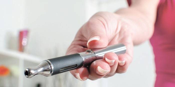 Cigarro eletrônico nas mãos de uma mulher