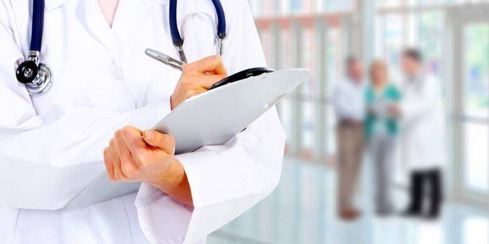 O médico escreve