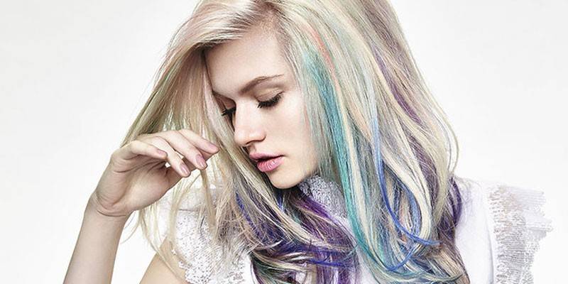 Menina com cabelo colorido