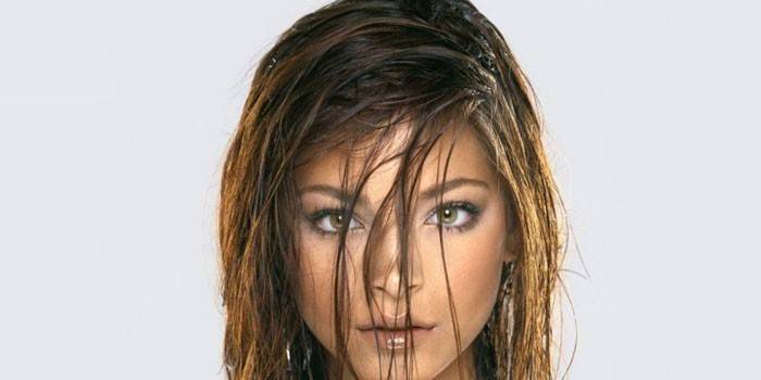 Menina com cabelo oleoso