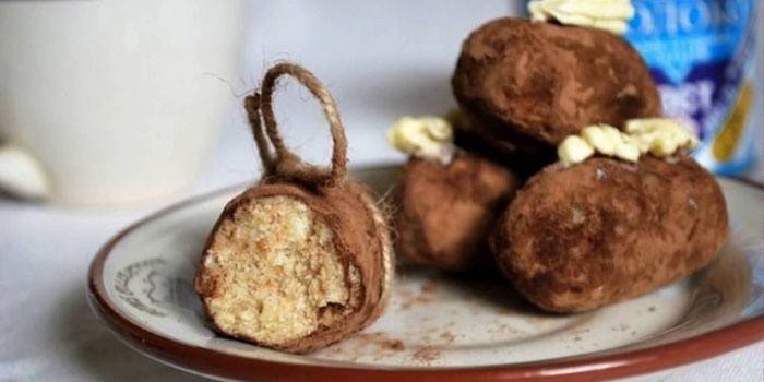Bolos de batata em um prato