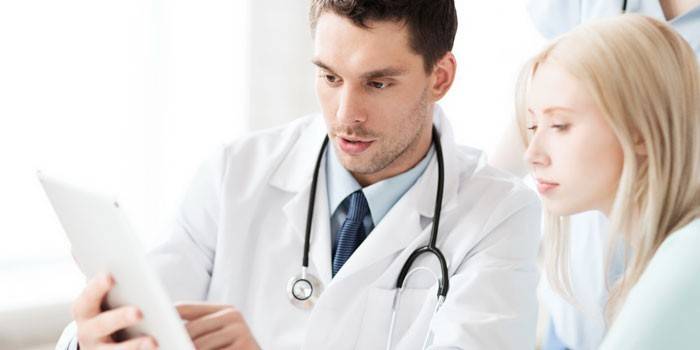 Garota na consulta do médico