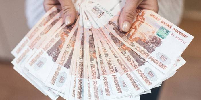 Billetes en las manos