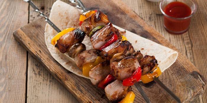 Brochetas de cerdo en brochetas