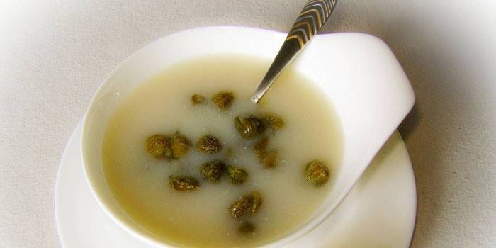 Salsa blanca con alcaparras en una salsera