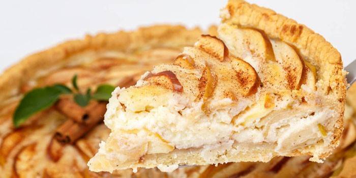 Torta de Tsvetaevsky com maçãs