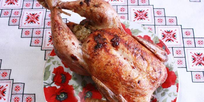 Pollo relleno al horno en un plato