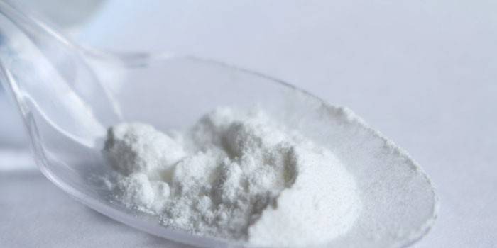 La droga Fosfomicina en una cuchara