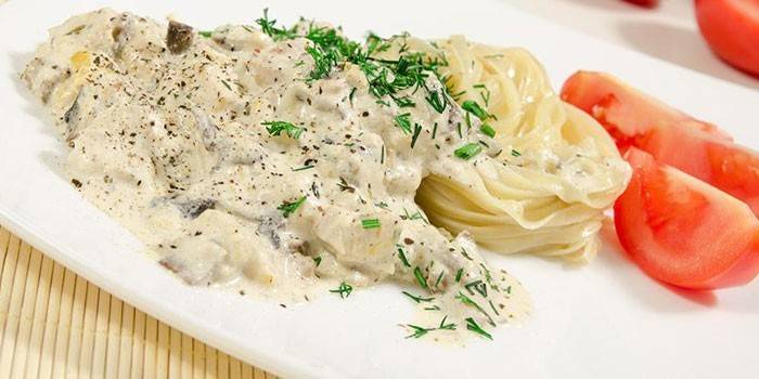 Makaron filet z kurczaka z kremem czosnkowym