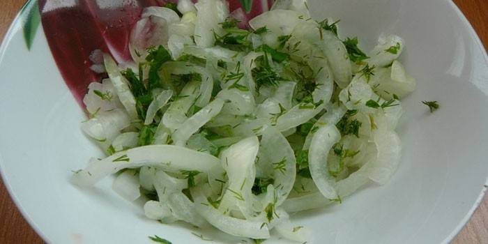 Cebollas en escabeche con hierbas en un plato