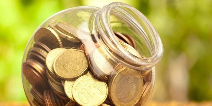 Moedas em uma jarra