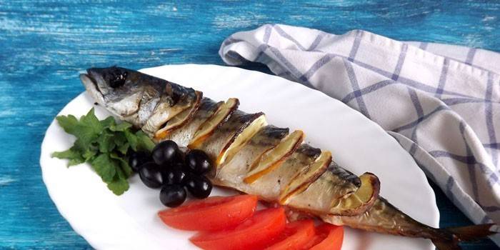 Caballa con limón en un plato