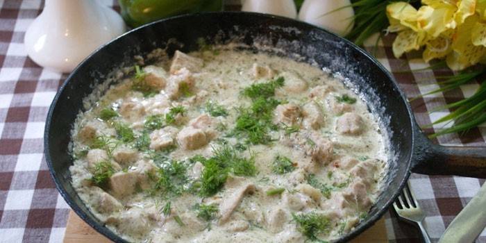 Azu da Turquia em um molho de creme de leite em uma panela