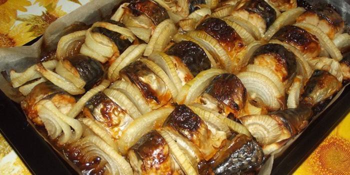 Caballa al horno en rodajas en una bandeja de horno