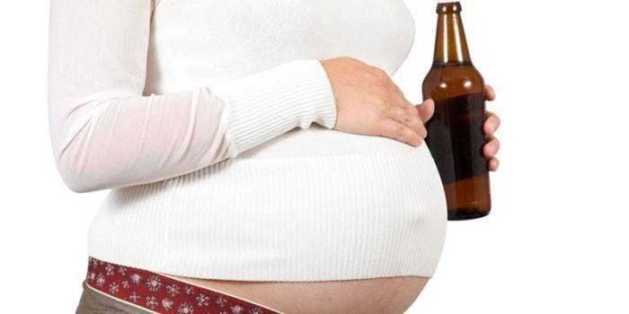 Com uma garrafa de cerveja