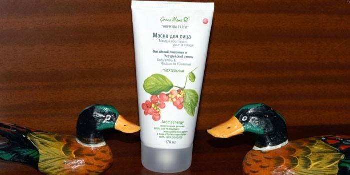 Mascarilla con vid de magnolia china en un tubo