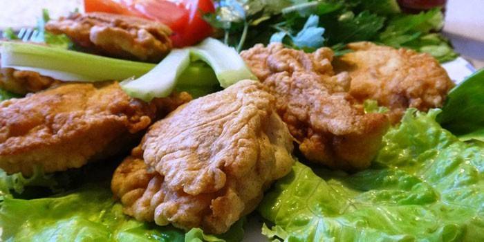 Peito de frango frito fatiado em massa