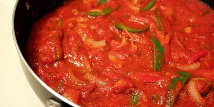 Salsa de verduras en una sartén