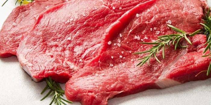 Carne vermelha e raminhos de alecrim