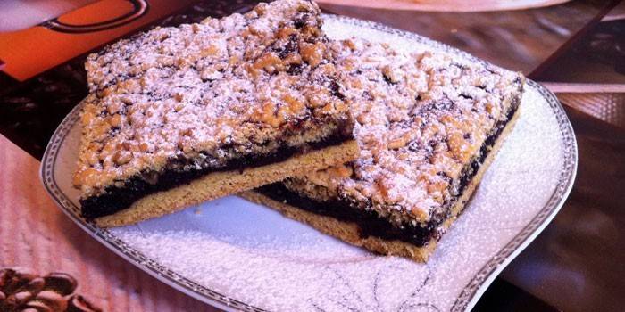 Dos pedazos de pastel en un plato