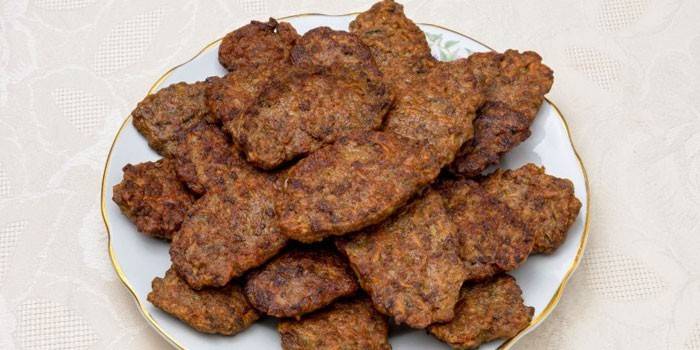 Plato de panqueques de hígado preparados