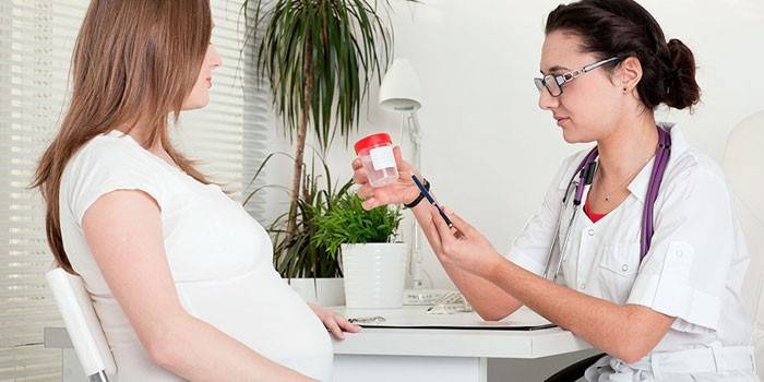 Niña embarazada en la cita con el médico