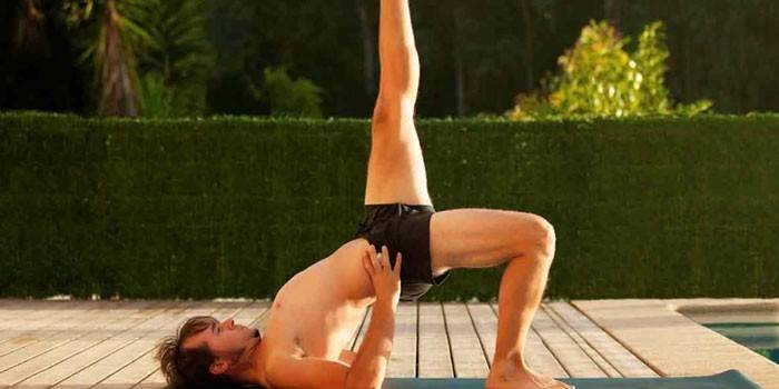 Um homem realiza um exercício de potência