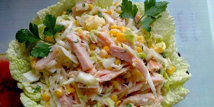 Peito defumado e salada de milho
