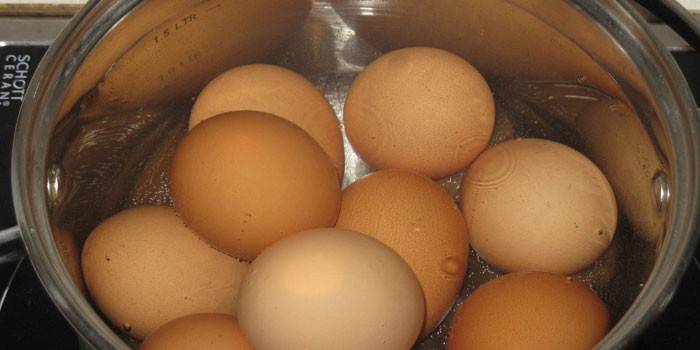 Ovos em uma panela no fogão