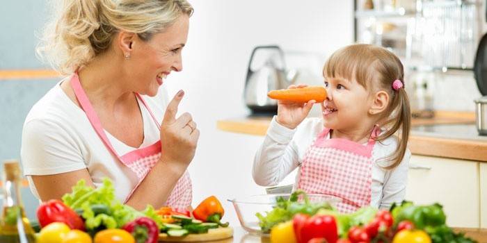 Mãe, com, filha, cozinha