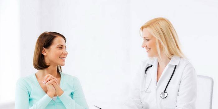 Mujer y doctor