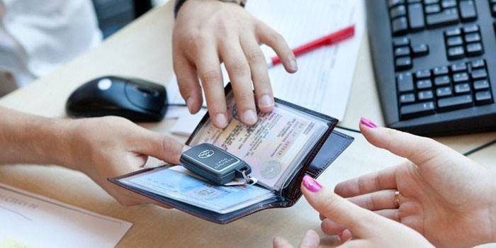 Dievča odovzdá muži TCP a kľúče od auta
