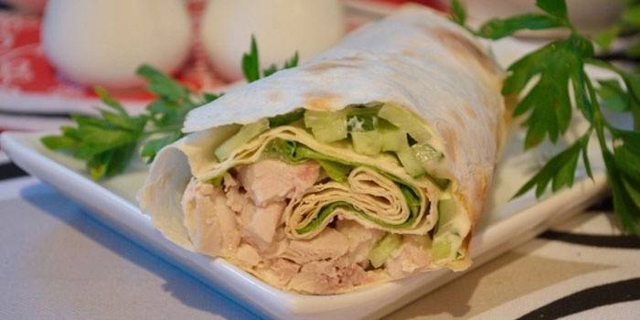 Lavash rolka s vareným kuracím mäsom a uhorkou