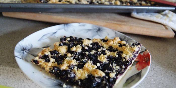 Una rebanada de pastel de masa de arándanos