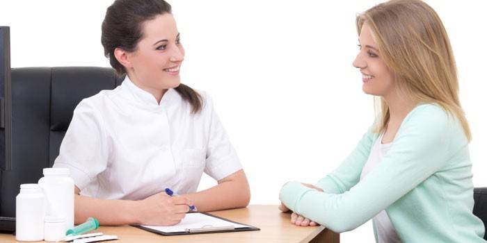 Chica en el consultorio del doctor