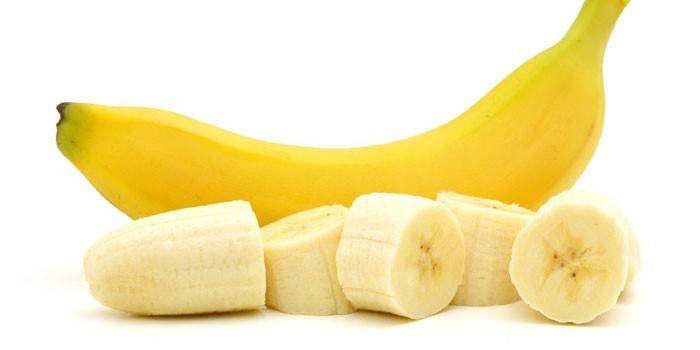 Rodajas de plátano y plátano entero