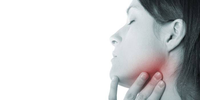 Inflamação dos gânglios linfáticos no pescoço de uma menina