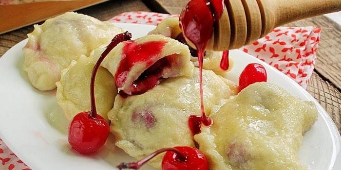 Bolas de masa hervida con cereza