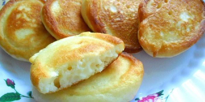 Tortitas listas de masa sobre yogurt con refresco
