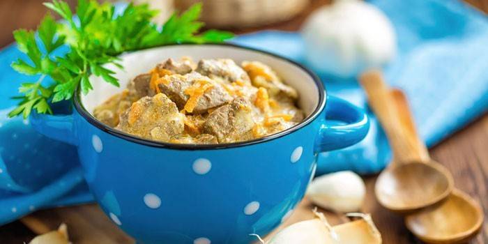 Hígado de pollo estofado con cebolla y zanahoria en salsa de crema agria