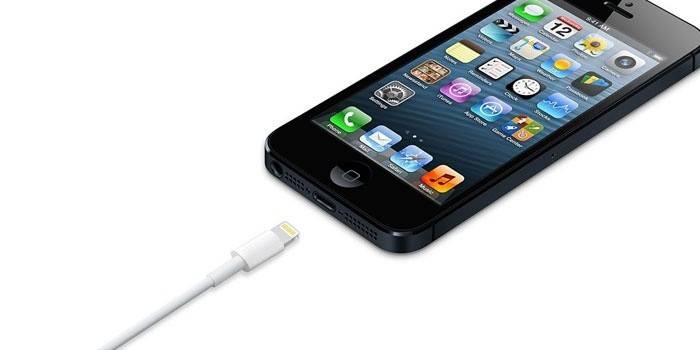 IPhone e cabo USB