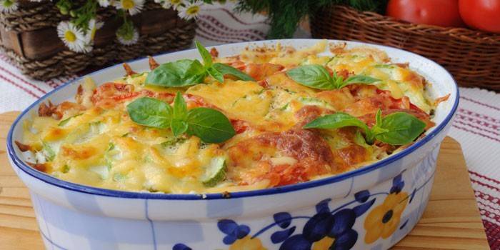 Pasta en salsa de tomate con queso