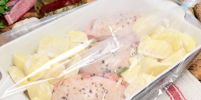 Assadeira de forno com batatas e pernas